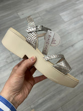 Load image into Gallery viewer, Wonders | Platform Sole Metallic Sandal