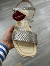 Load image into Gallery viewer, Wonders | Platform Sole Metallic Sandal