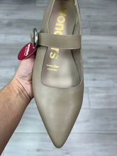 Load image into Gallery viewer, Wonders | Triana | Pointed Leather Pump | Taupe