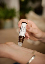 Load image into Gallery viewer, Vetiver | Perfume Oil