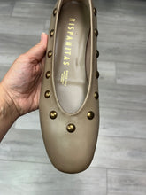 Load image into Gallery viewer, Hispanitas | Oslo | Studded Pump