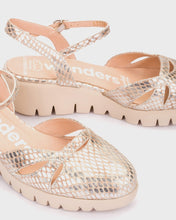 Load image into Gallery viewer, Wonders | Classic | Closed Toe Wedge Sandal