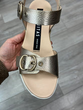 Load image into Gallery viewer, Hispanitas | Cedro | Metallic Wedge Sandal
