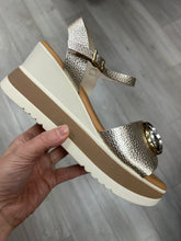 Load image into Gallery viewer, Oh! My Sandals | Metallic Wedge