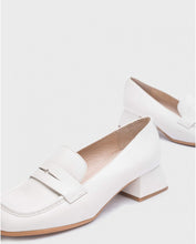Load image into Gallery viewer, Wonders Gift moccasin